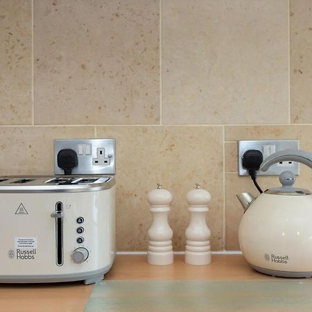 Quaint 2 Bedroom Flat - 9 Minutes Walk To Vauxhall Tube 런던 외부 사진